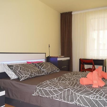 Spacious 2Bdr - Free Parking - Walk Everywhere - 300 Mbps Wifi Varna Exteriör bild